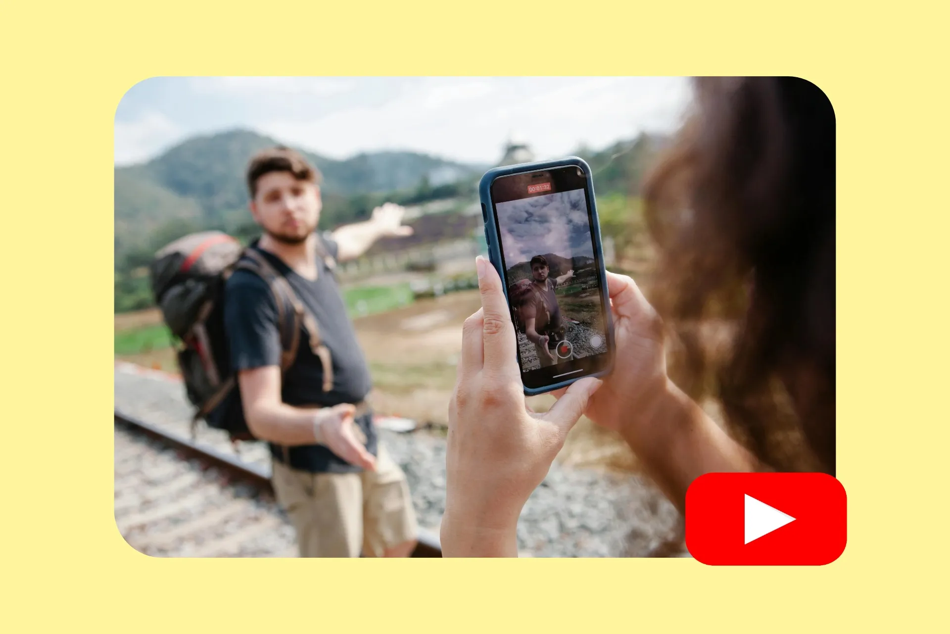 Dos vloggers de YouTube grabando un video con un celular.